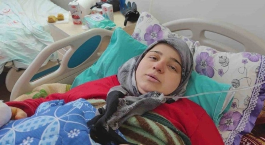 Çinli ekip, Türk ekiplerle birlikte hamile kadını enkazdan kurtardı