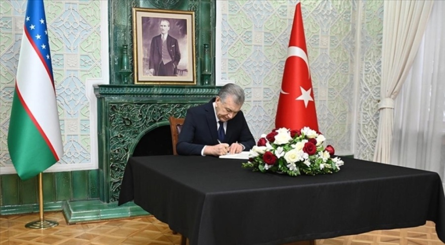 Özbekistan Cumhurbaşkanı, depremde hayatını kaybedenler için taziye defterini imzaladı