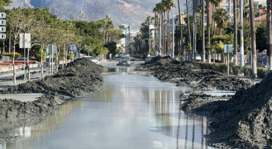 İskenderun'u basan deniz suyu çekildi