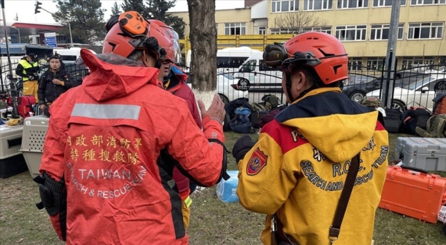 Tayvanlı ekip, Adıyaman'da bir kişiyi enkazdan kurtardı