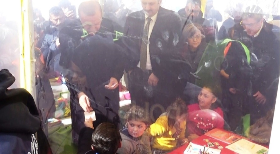 Cumhurbaşkanı Erdoğan minik depremzedelere harçlık verdi