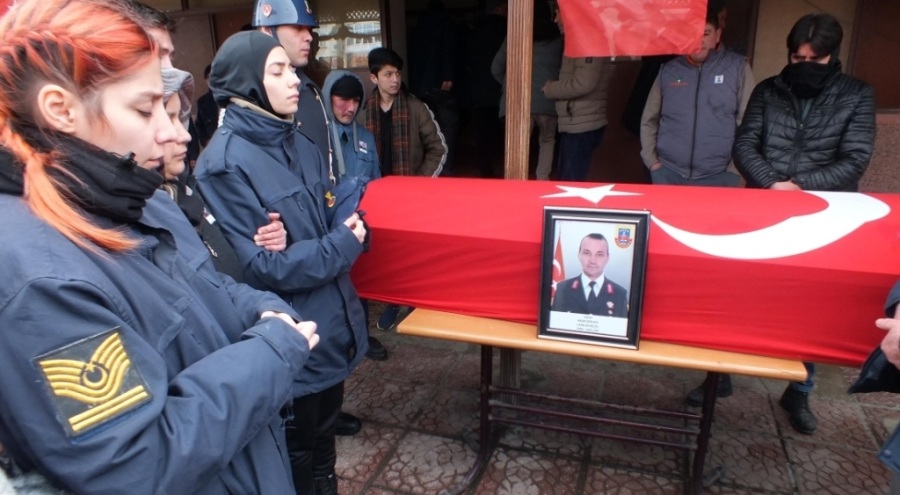 Depremde yaşamını yitiren astsubaya kızlarından üniformalı veda