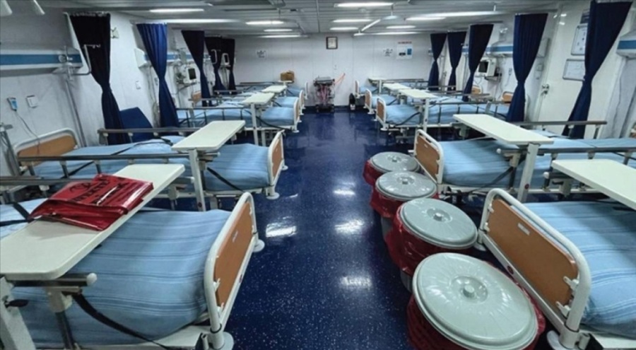 Dev çıkarma gemileri afetzedeler için yüzer hastane haline geldi