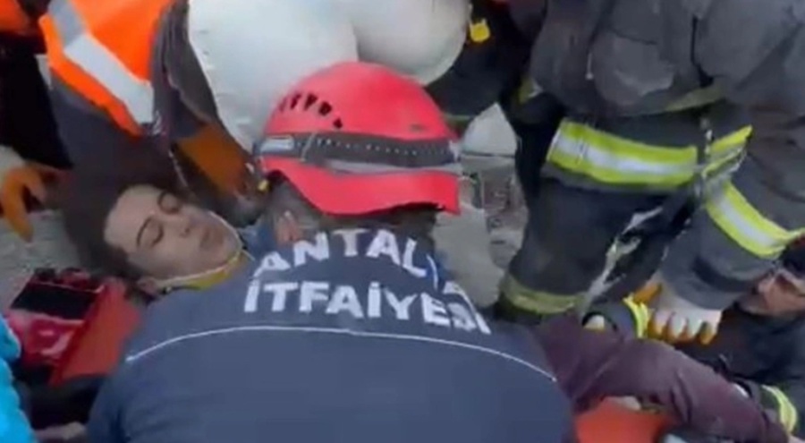 21 yaşındaki genç 84'üncü saatte enkazdan alkışlarla çıkarıldı