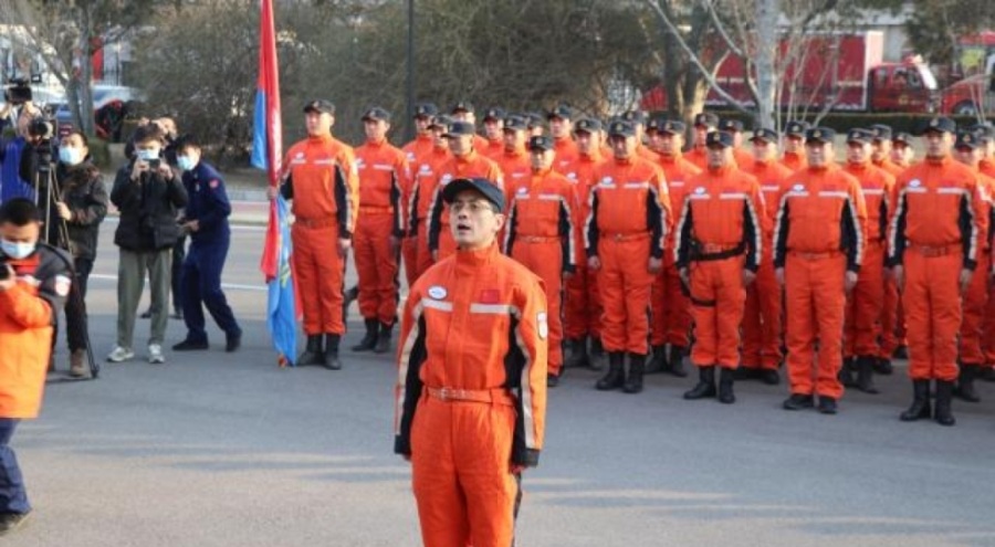 Çinli kurtarma ekibi,  hamile kadını göçük altından sağ çıkardı