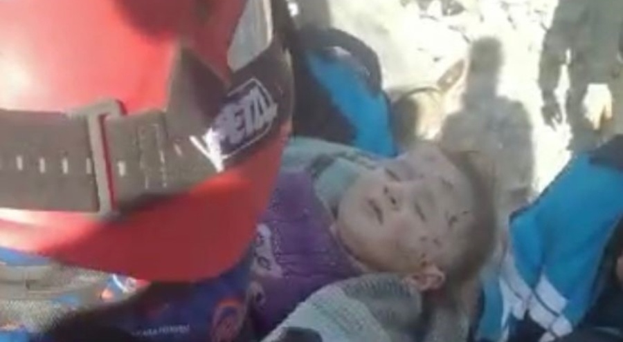 Bir yaşındaki Ela uykudayken kurtarıldı