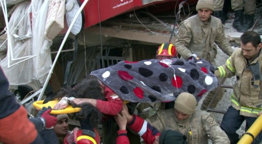 1 saat arayla anne ile oğlu kurtarıldı