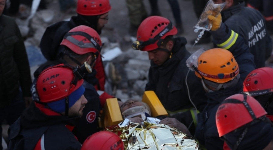 Hatay'da abla kardeş kurtarıldı