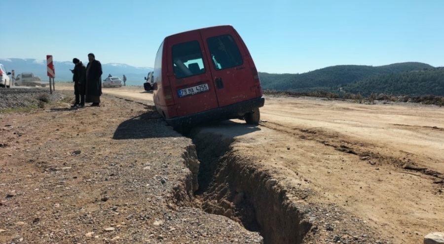 Depremde yol yarıldı, araba içine düştü