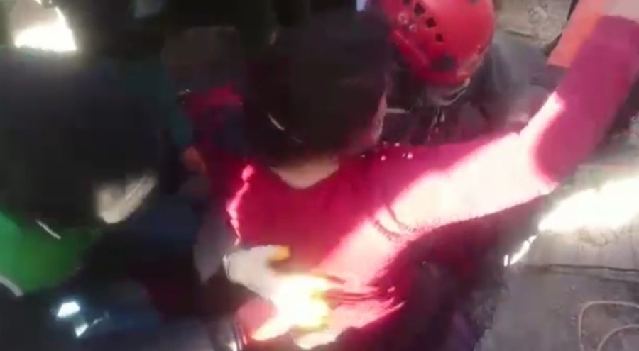 Depremden 40 saat sonra enkazdan emekleyerek çıktı