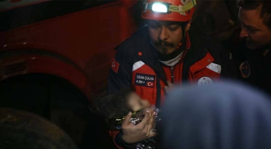 2 yaşındaki Fatma enkaz altından 88 saat sonra kurtarıldı