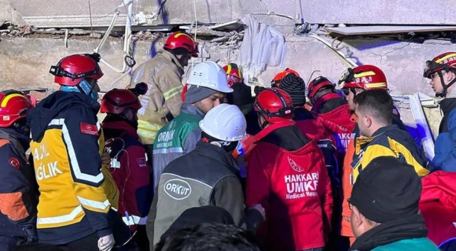 Baba ve 5 yaşındaki kızı 90. saatte kurtarıldı