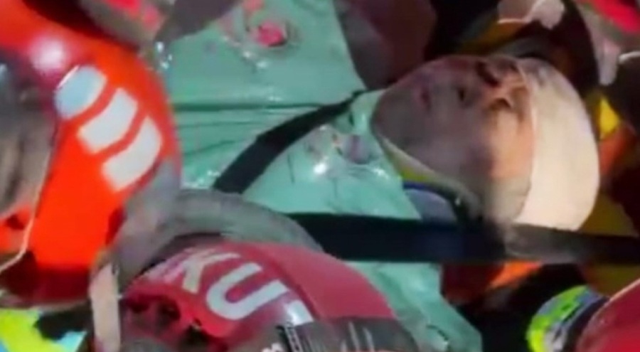 70 yaşındaki Dönüş teyze, 88. saatte enkazdan sağ çıkartıldı