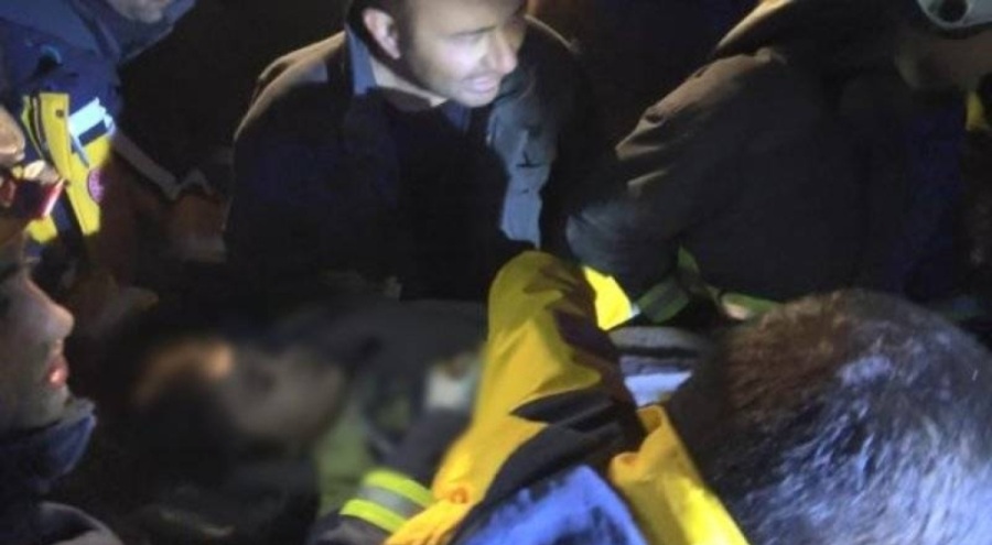 10 yaşındaki Hilal 90 saat sonra sağ kolu kesilerek enkazdan çıkarıldı