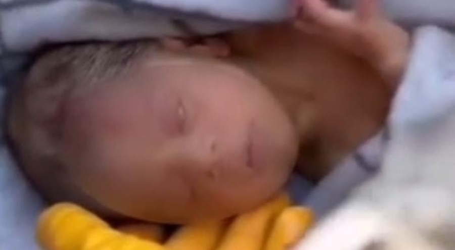 20 günlük bebek enkazdan avucunda annesinin saçları ile çıkarıldı