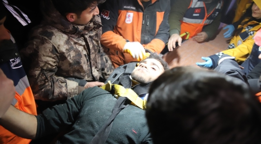 Gaziantep'te 94 saat sonra enkazdan kurtulan genç: İdrarımı içtim
