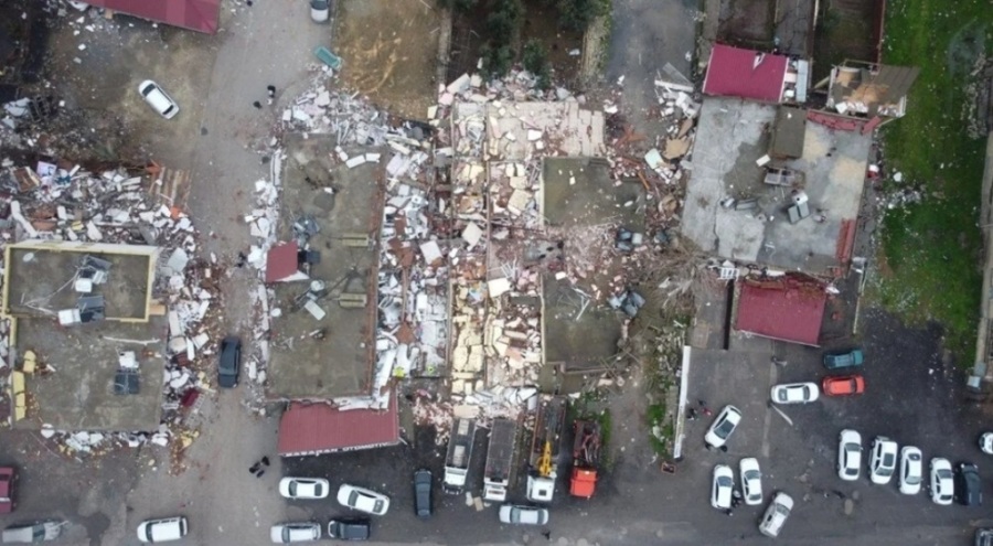 Enkaz altındakiler için zamana karşı yarış