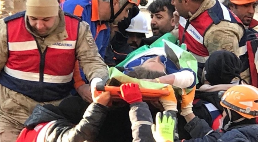 Diyarbakır'da depremden  101 saat sonra anne ve oğlu sağ olarak çıkarıldı