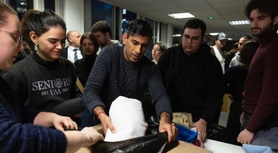 İngiltere Başbakanı depremzedeler için yardım malzemesi paketledi