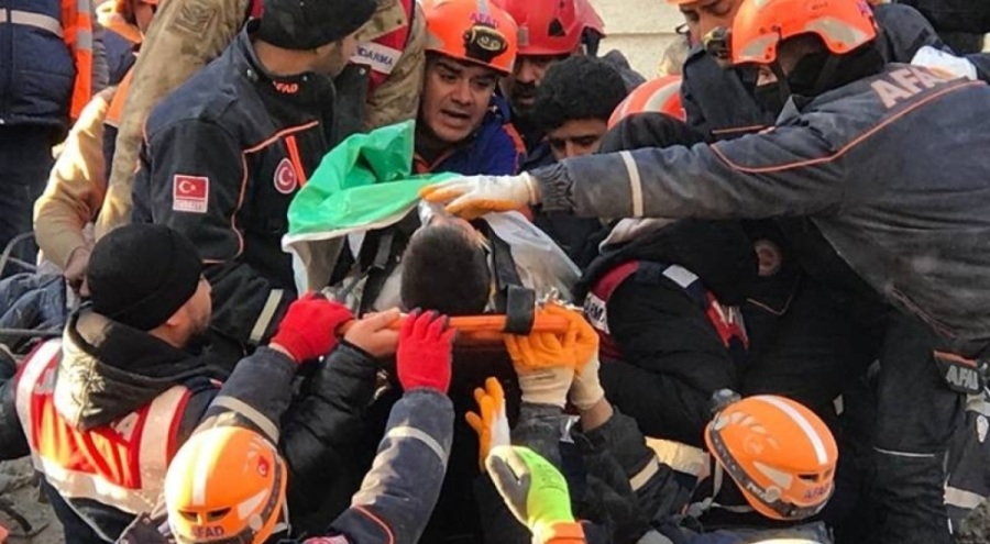 Diyarbakır'da enkazdan tam 101 saat sonra sağ çıkarıldılar