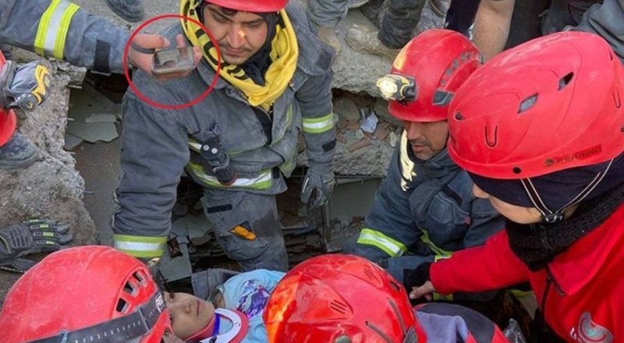 13 yaşındaki kardeşi Fatma'yı enkazdan sağ çıktı, şarkı dinlemek istedi