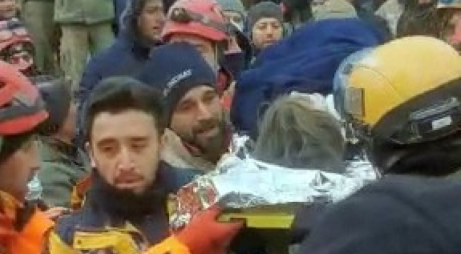 İsrail arama kurtarma ekibi 102 saat sonra bir vatandaşı enkazdan kurtardı