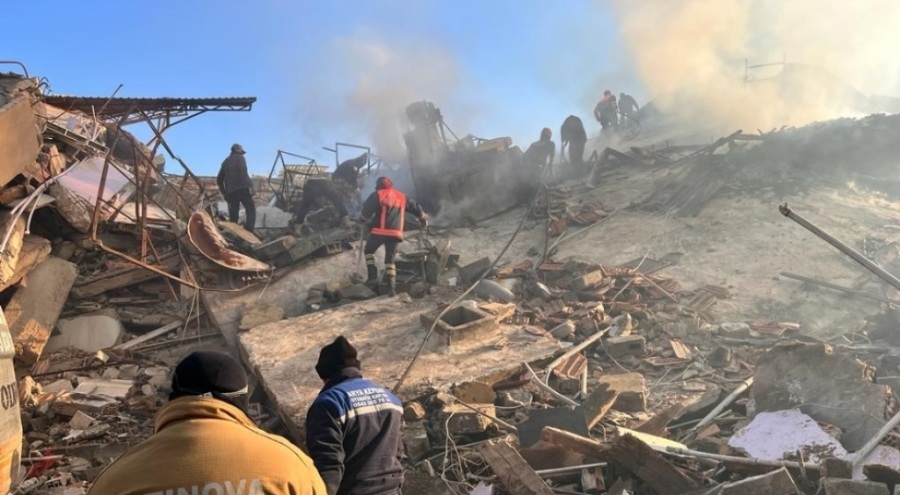 Enkazda çıkan yangına ekipler müdahale etti