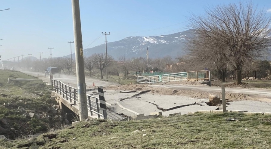 Deprem yollarda büyük hasara sebep oldu