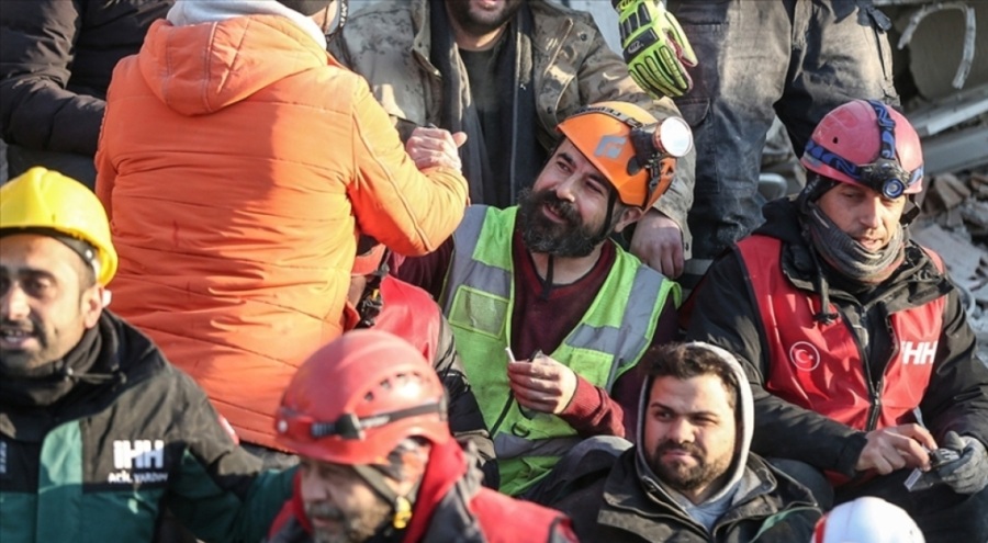 Depremzedeye sarılan gönüllü gözüne pansuman yaptırıp enkaza koştuğu anları anlattı