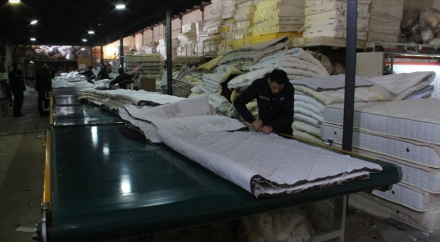 Kayserili mobilyacılar depremzedeler için battaniye ve uyku tulumu üretimine başladıklarını duyurdu