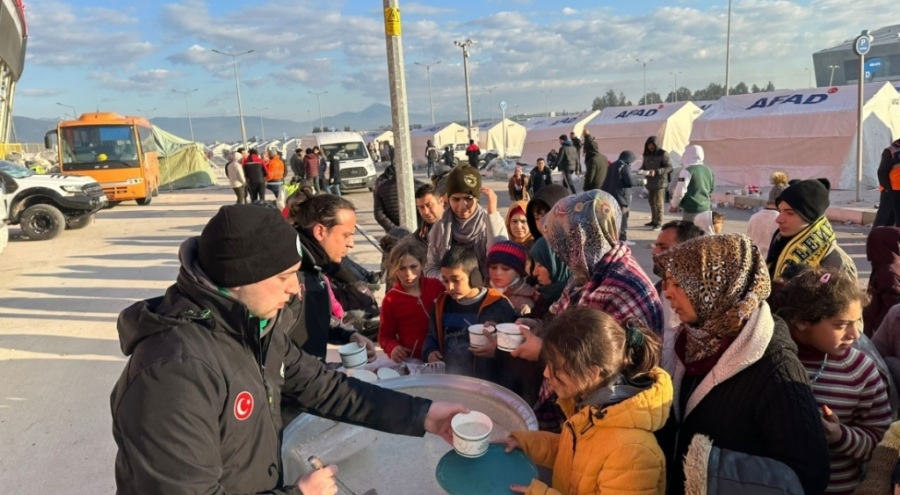 Osmangazi Belediyesi depremzedelere çorba ikram etti