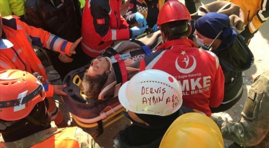 Enkaz altındaki kadın, köpeğinin havlaması sayesinde 103 saat sonra enkazdan çıkarıldı