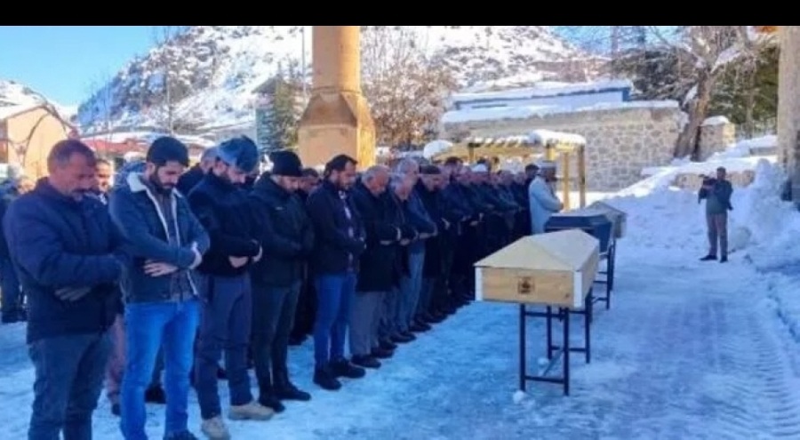 Depremde ölen şube müdürü ve ailesi toprağa verildi