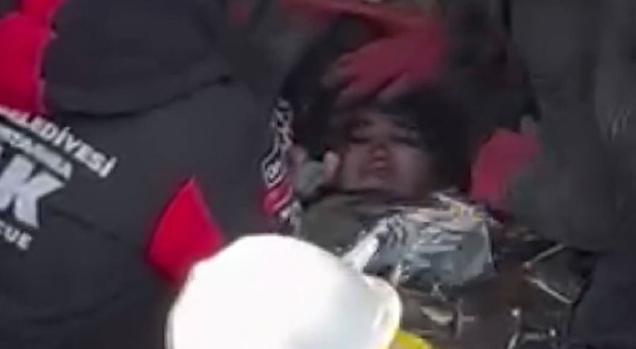 Bursa'dan giden ekibin duyduğu 8 yaşındaki Fatma 104'üncü saatte kurtarıldı