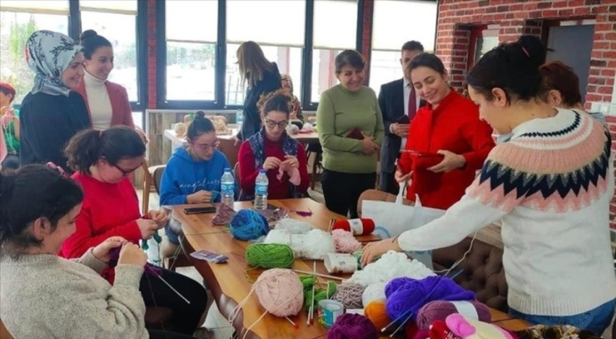 Özel bireyler ve aileleri depremzedeler için kışlık giysi ördü