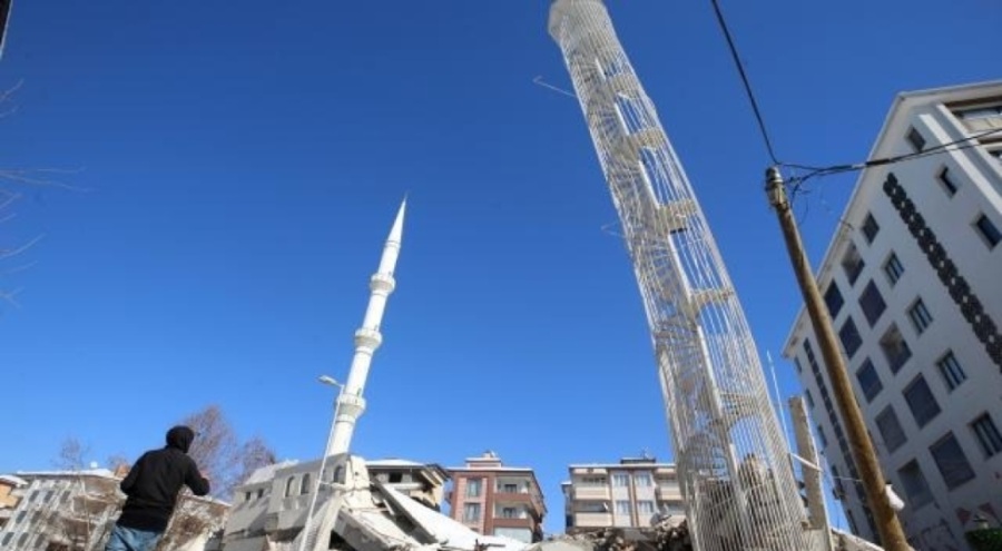 Beş katlı binanın sadece yangın merdiveni ayakta kaldı