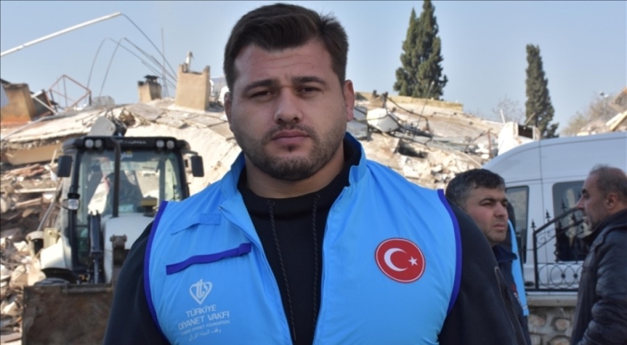 Milli güreşçi, Hatay'da arama kurtarma çalışmalarına destek verdi