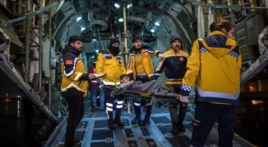 80 depremzede askeri uçakla İstanbul'a getirildi