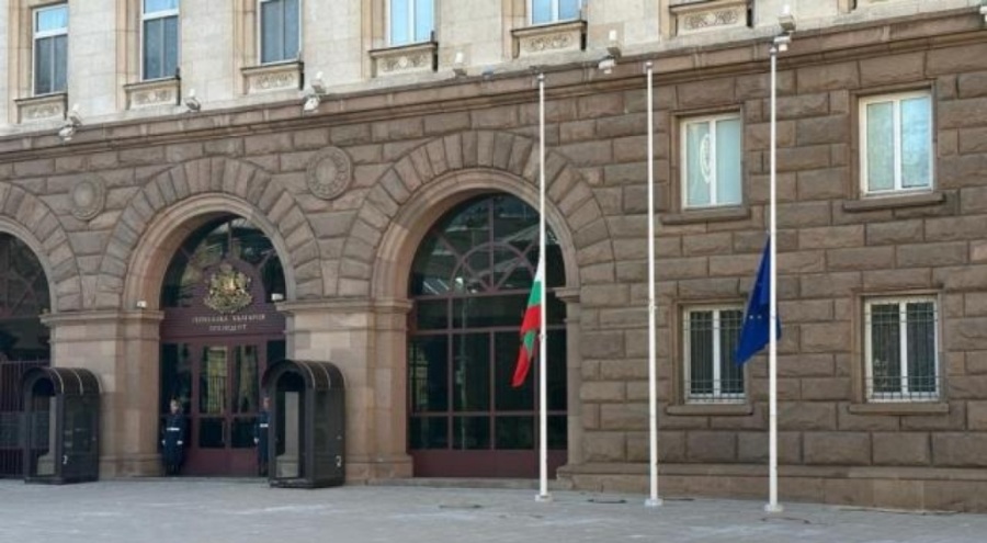 Bulgaristan'da depremzedelere dayanışma için bayraklar yarıya indirildi