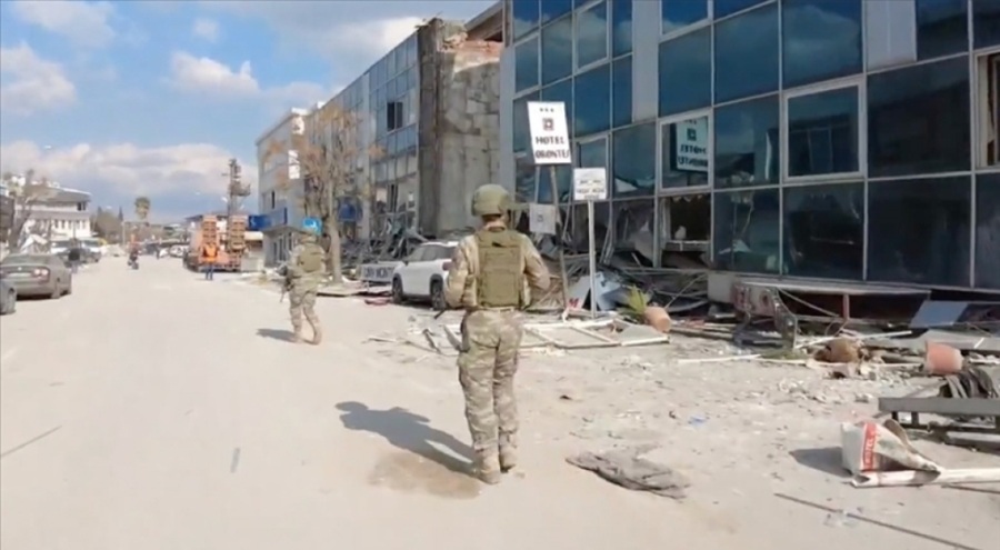 Mehmetçik depremlerin ardından asayiş için devriye görevinde