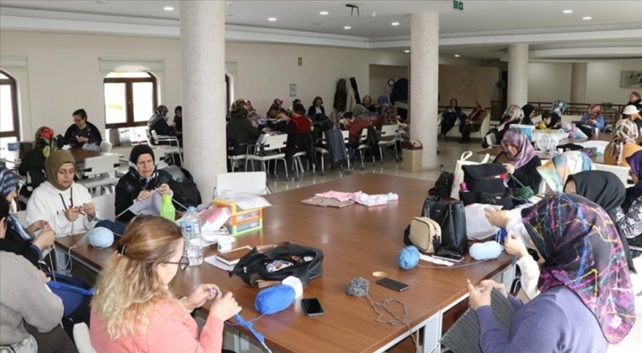 Çankırılı kadınlardan depremzedeler ve kurtarma personeli için kışlık giysi