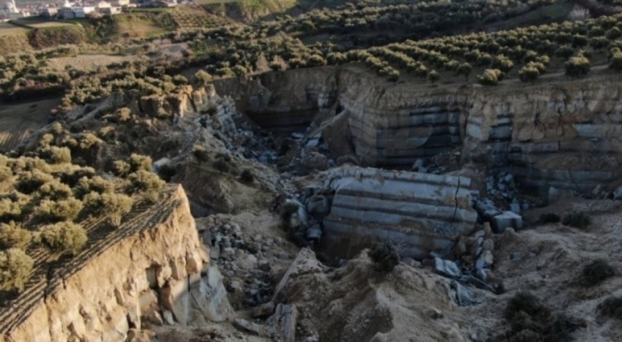 Hatay'da deprem sonrası dev yarık oluştu