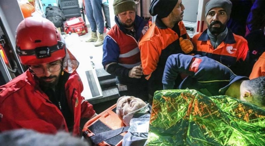 Hatay'da ailesiyle enkaz altında kalan baba 110 saat sonra kurtarıldı