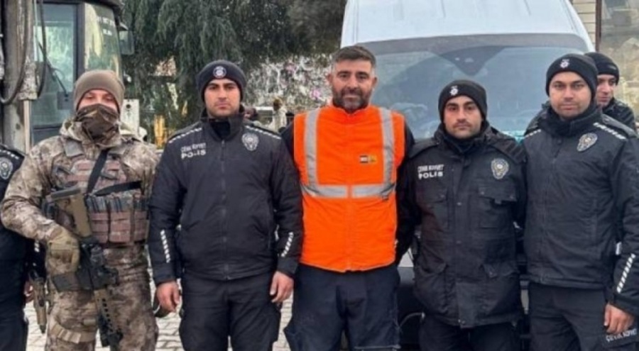 Hatay'da enkazda 4 milyon dolar buldu