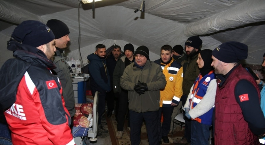 Yorgan yüklüğüne sığınarak hayatta kaldı