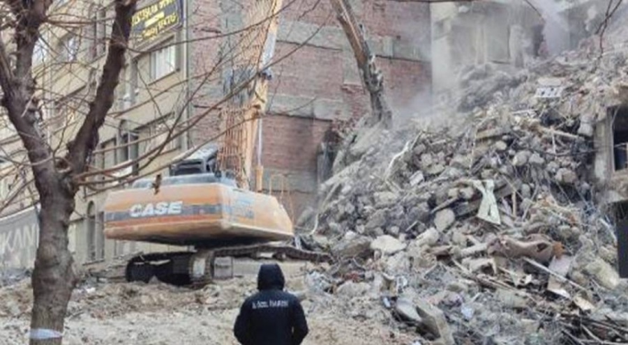 Depremde hasar gören binaların yıkımına başlandı
