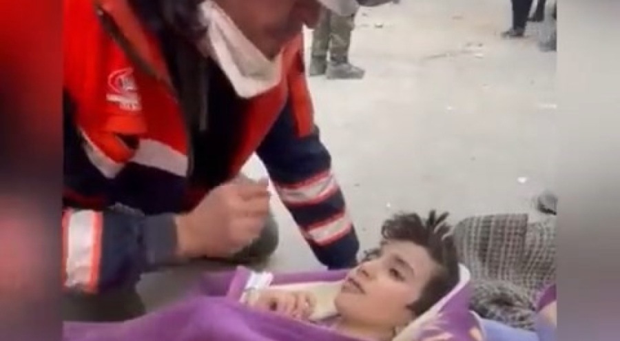 Enkazdan çıkan çocuk: "Zaten evimiz de yok, o parayla ev alırız"