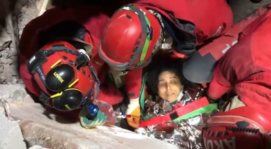 Anne ve oğlu 2 saat arayla enkazdan çıkarıldı