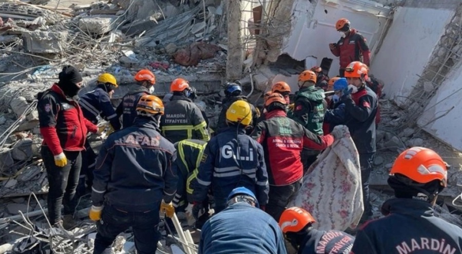 Enkaz altında hala umut var!