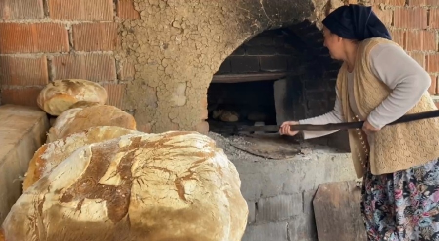 Bursa'da taş fırınlarda, depremzedeler için ekmek pişirdiler